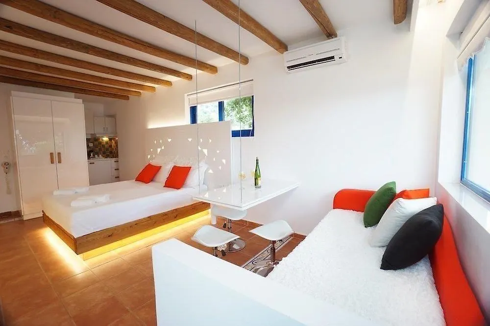 Felix Residence Mousata